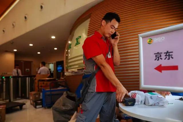 快递界最强大脑 京东小哥荣获其他公司“优秀员工”称号